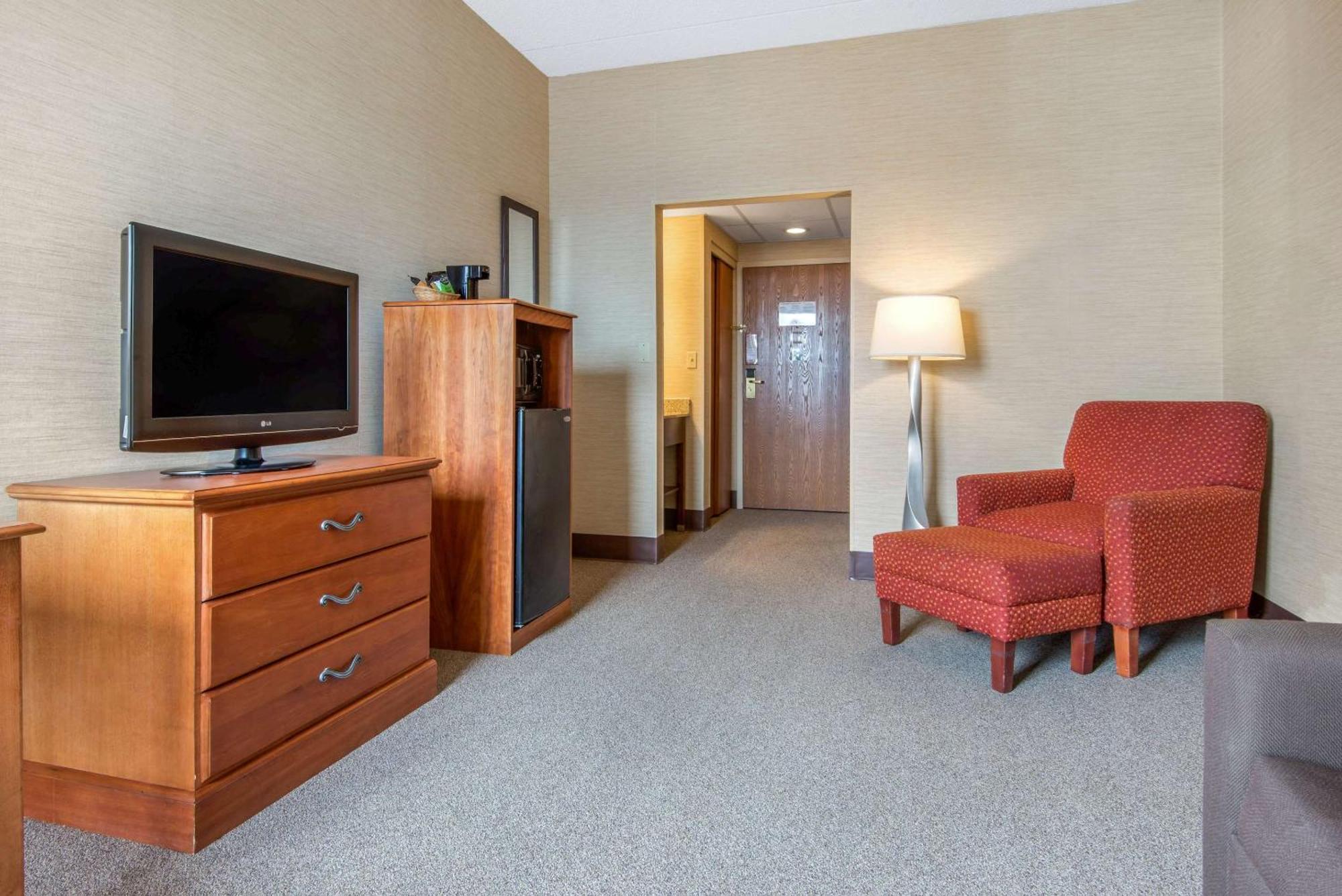 Quality Inn & Suites Mansfield Buitenkant foto