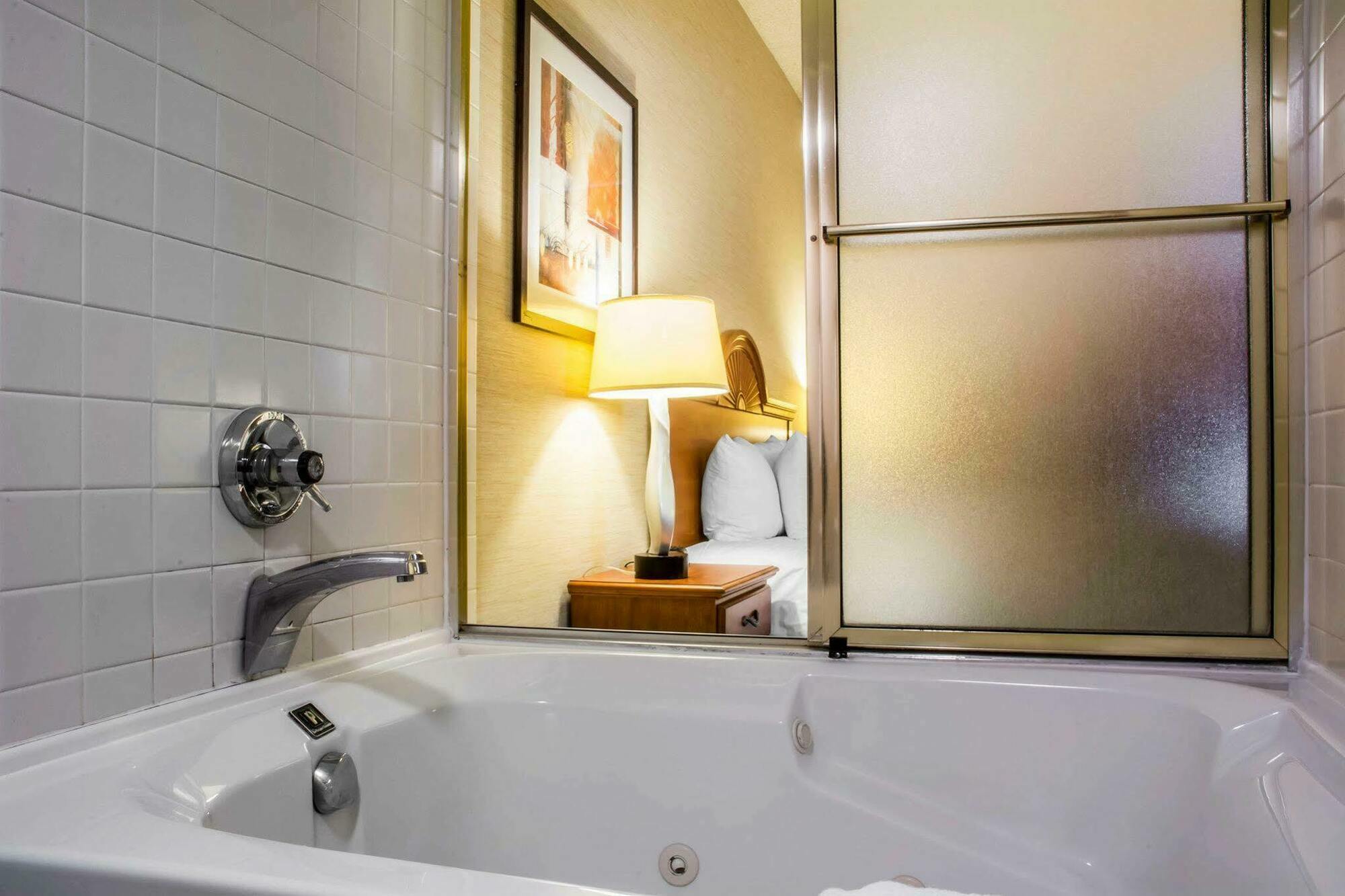 Quality Inn & Suites Mansfield Buitenkant foto